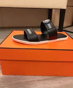 Hochwertige Versace-Hausschuhe eingetroffen Diese eleganten Hausschuhe bestechen