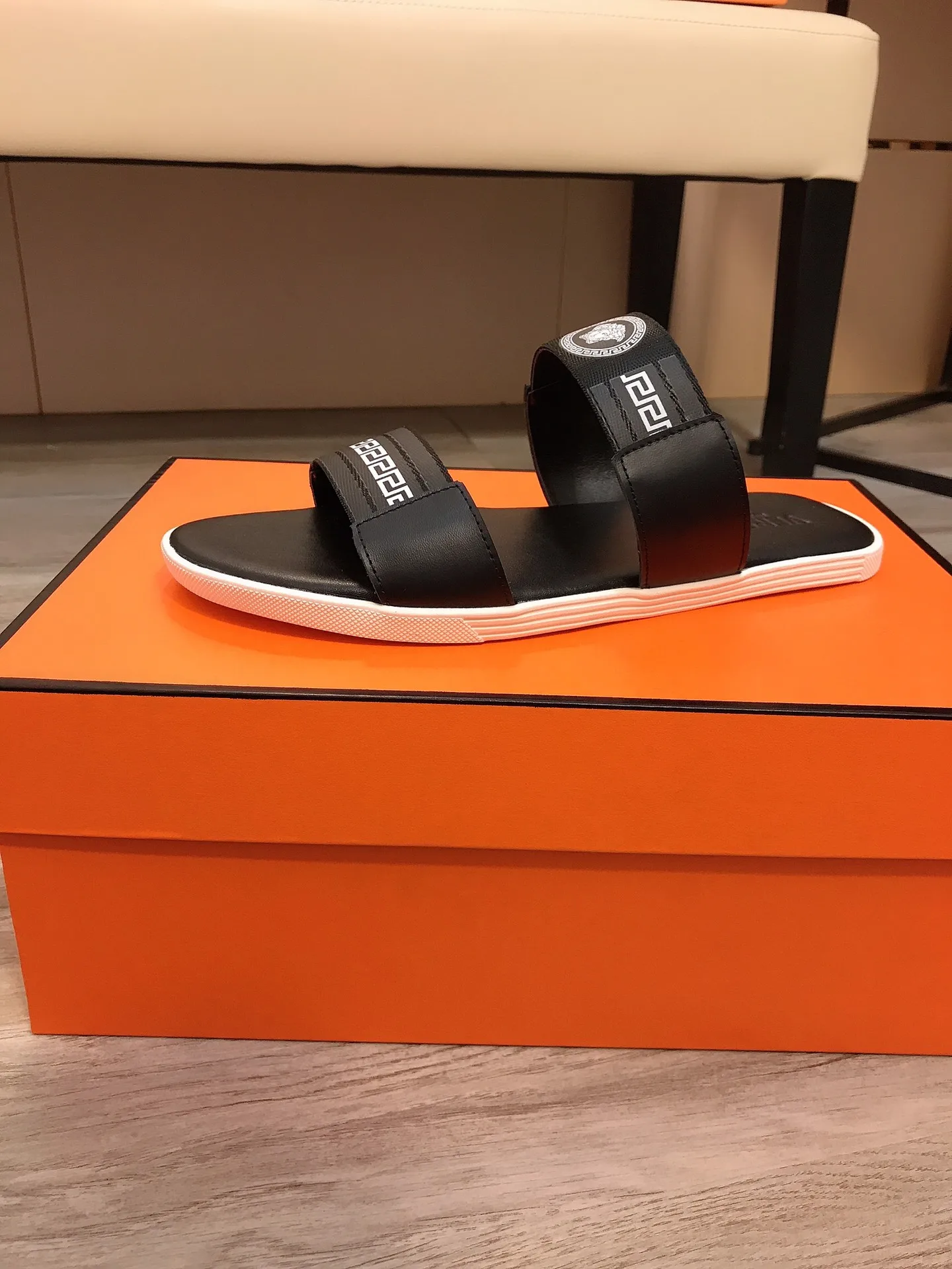 Hochwertige Versace-Hausschuhe eingetroffen Diese eleganten Hausschuhe bestechen