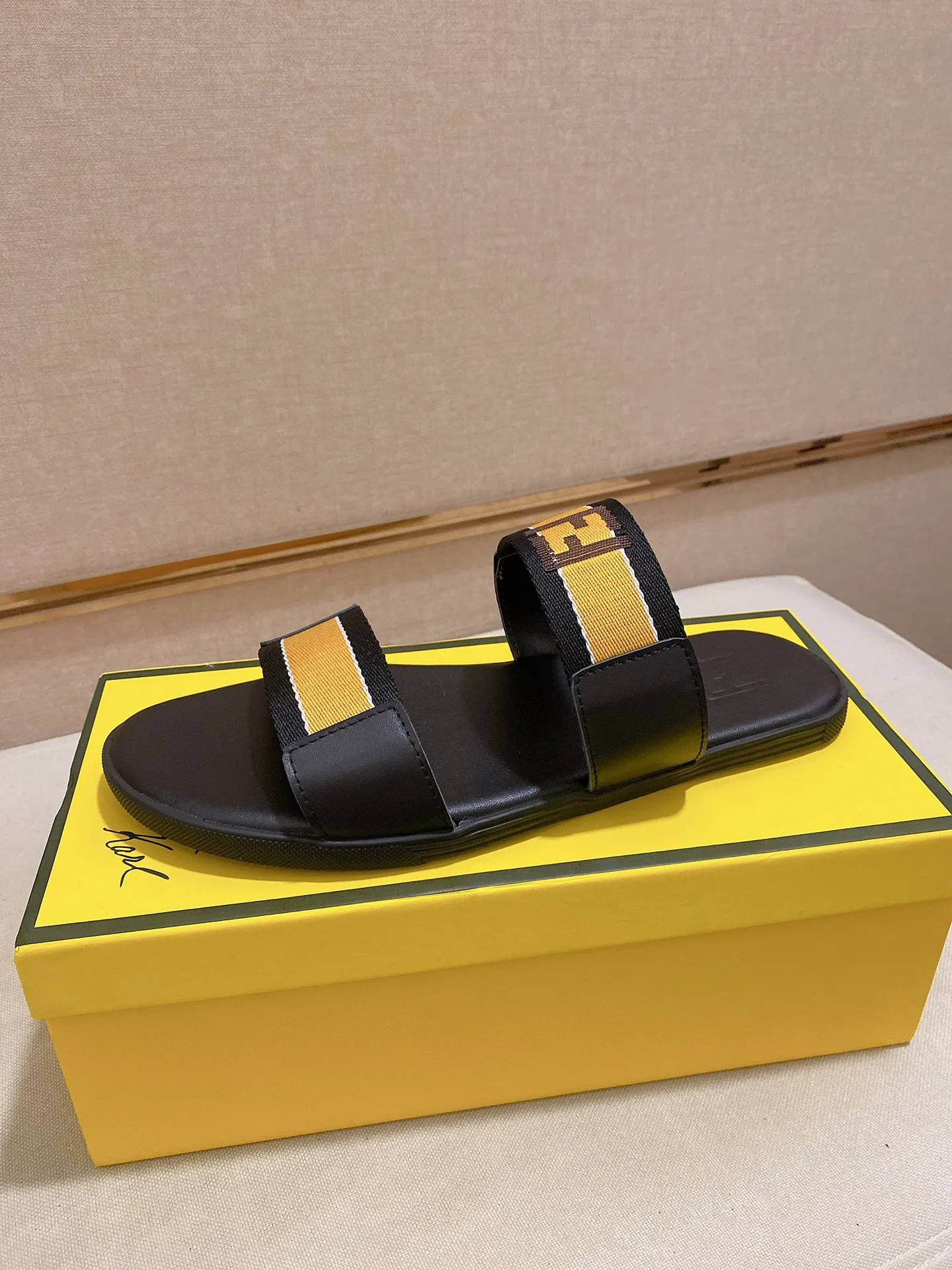 Premium Fendi Hausschuhe Hochwertige neueste Kreation direkt offiziell