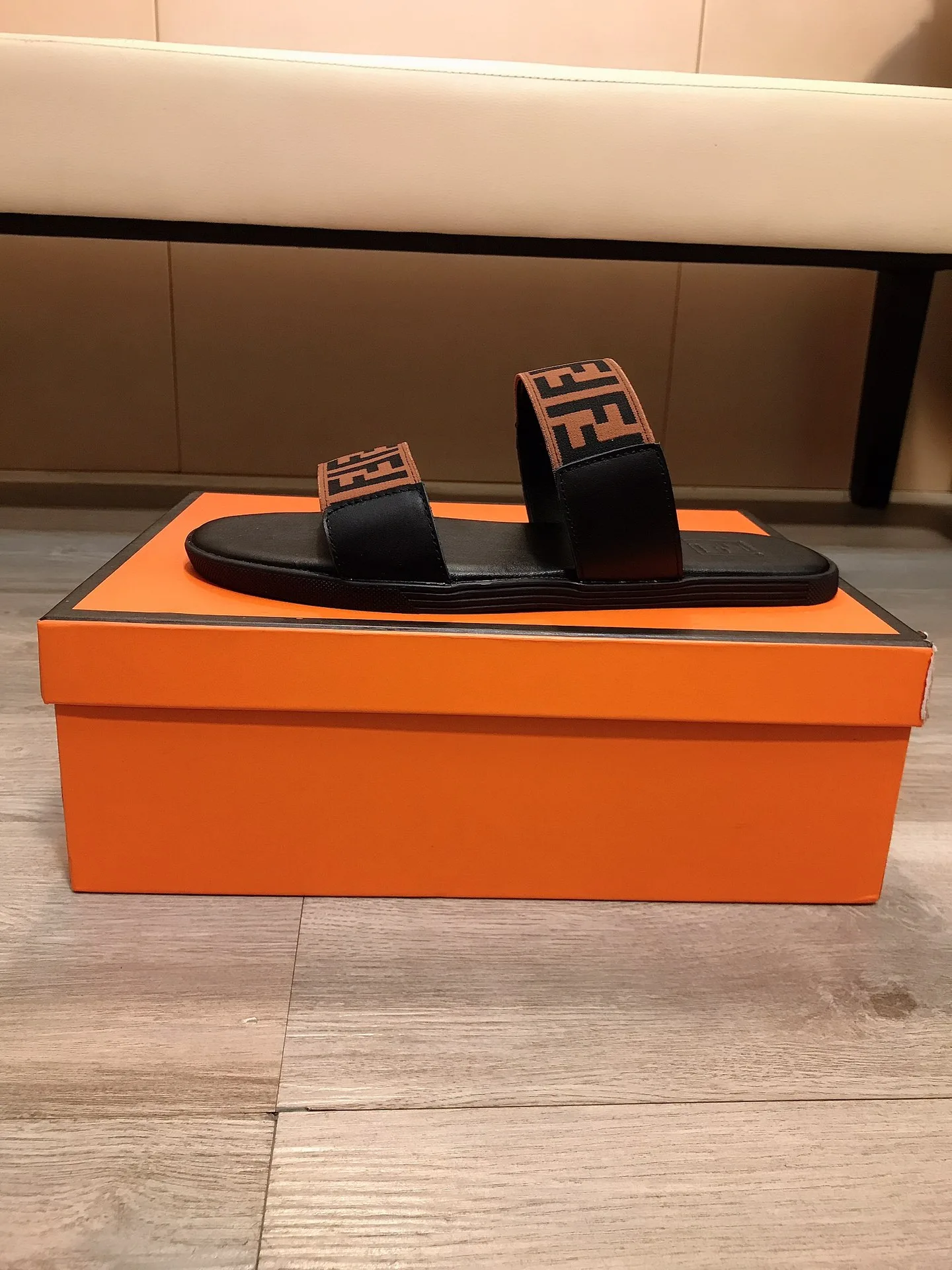 Hochwertige Fendi Hausschuhe Lässige Hausschuhe klassisch hochwertig gefertigt