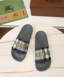 Hochwertige Burberry Sandalen Khakifarbene Größen klassische neue Schmal