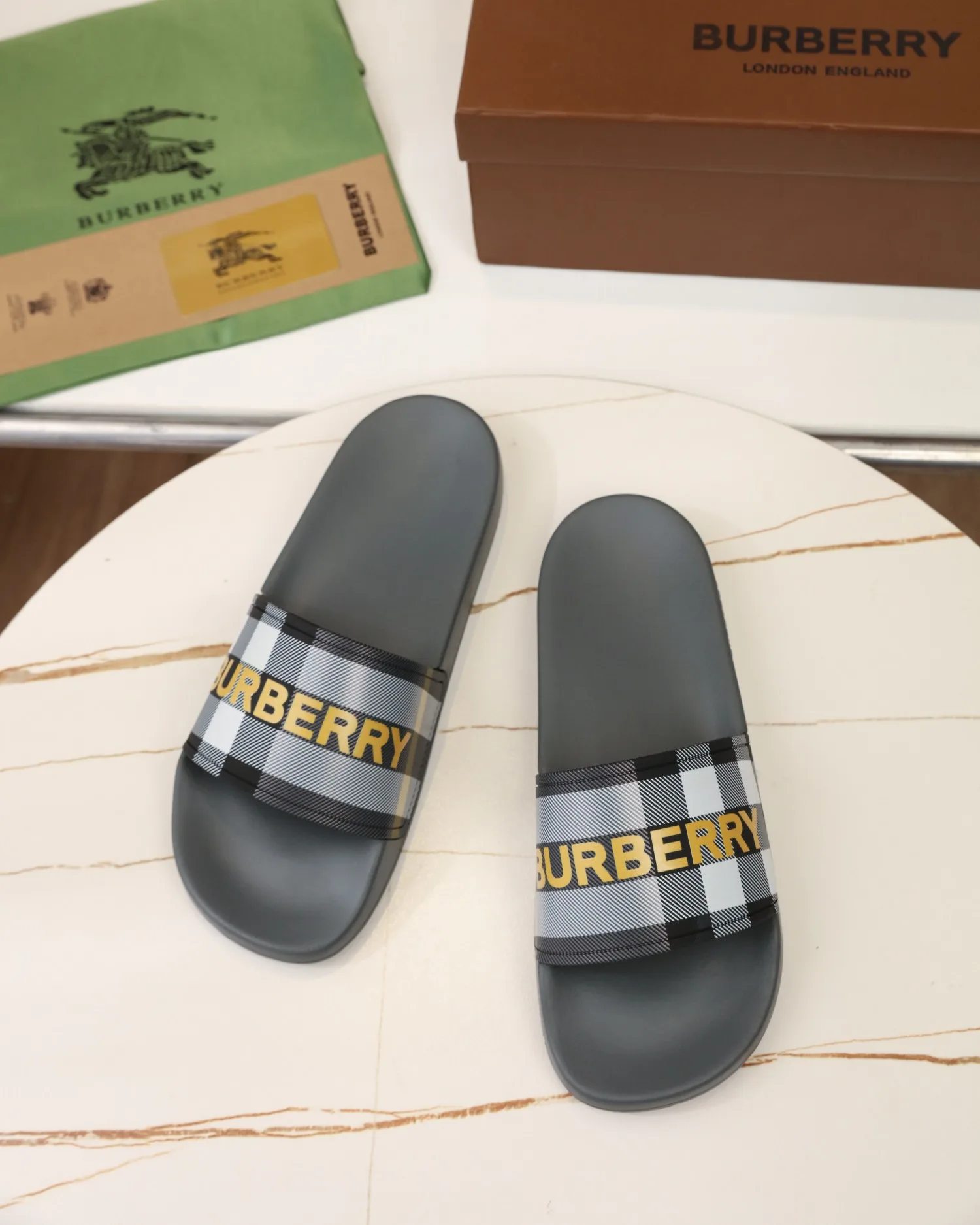 Hochwertige Burberry Sandalen Khakifarbene Größen klassische neue Schmal