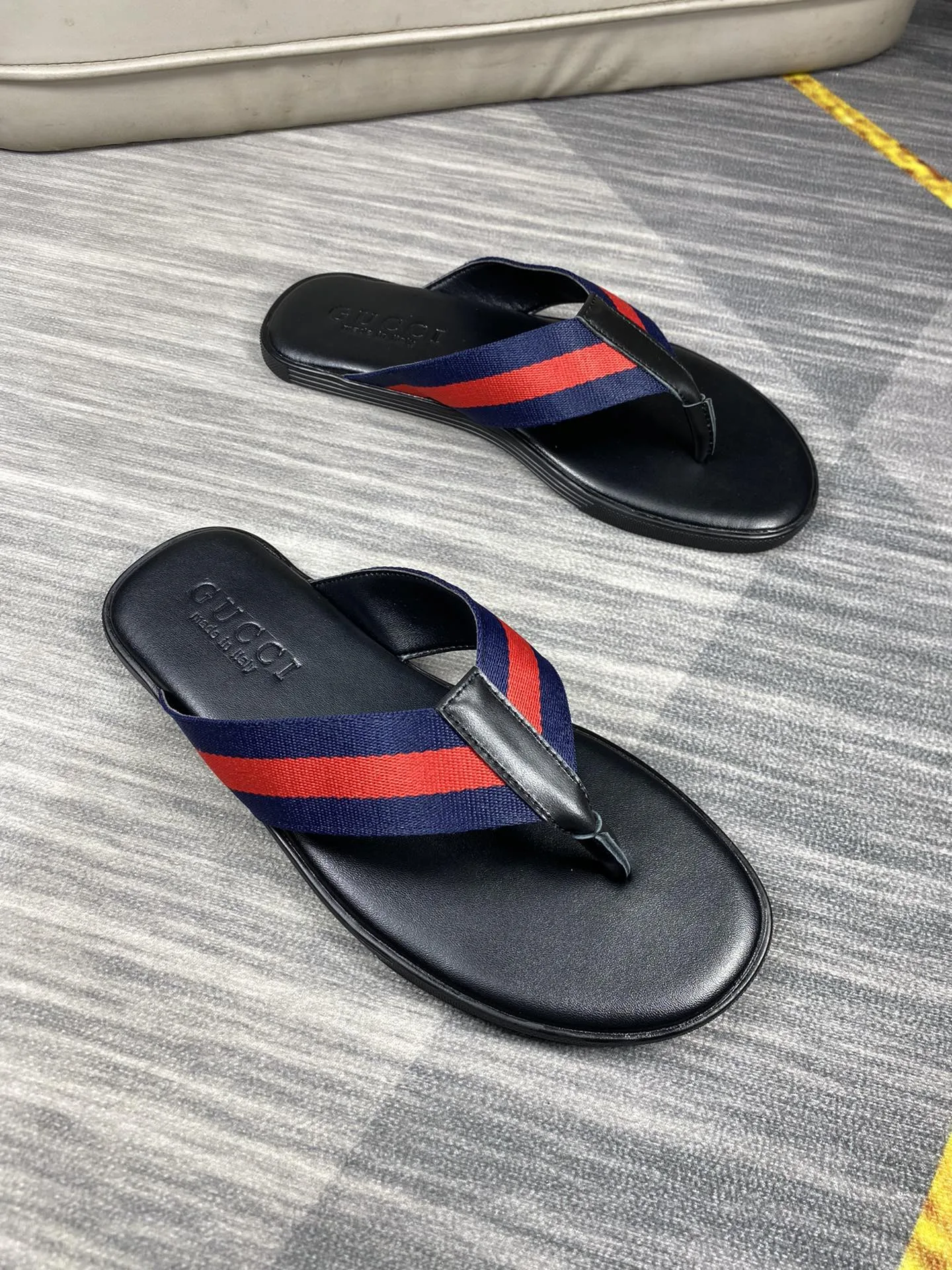 Hochwertige Gucci Herrenpantoffeln Lässiges leicht cleveres exquisites Design