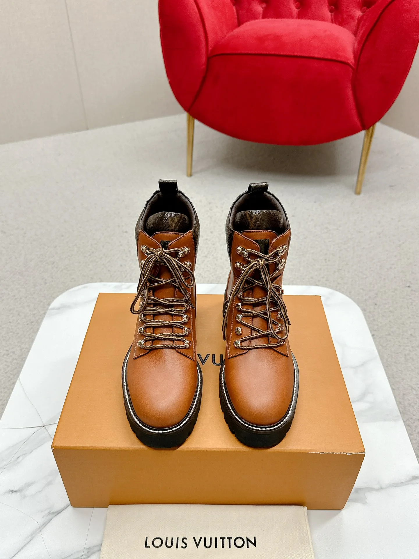 Hochwertige Louis Vuitton Wanderschuhe Stiefeletten Kampfstiefel flache Stiefel Louis Vuitton Martens Schnürstiefel hergestellt