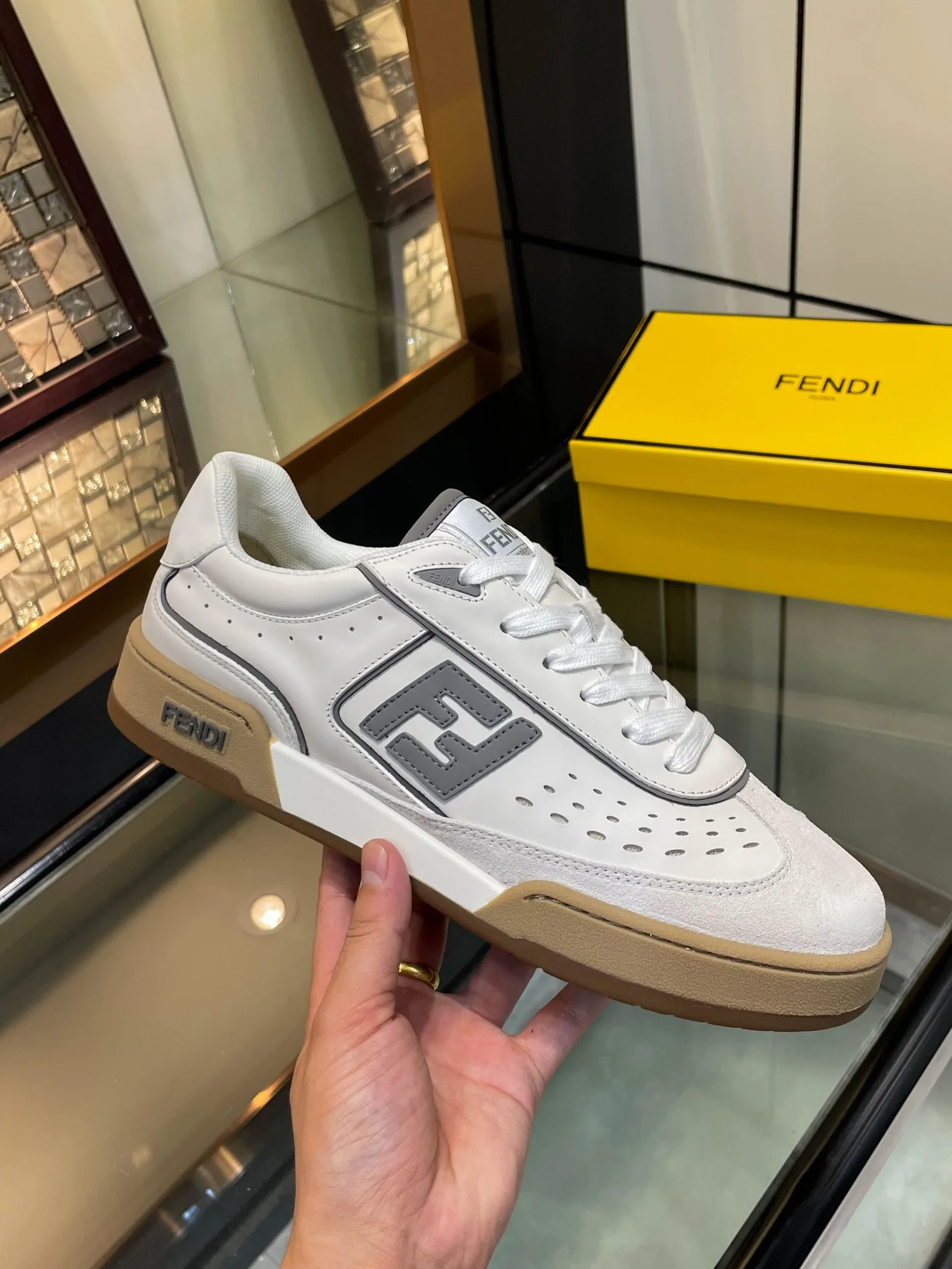 Luxus Fendi Turnschuhe Originalpreis Hochwertige Originalware Obermaterial Ultraleichte