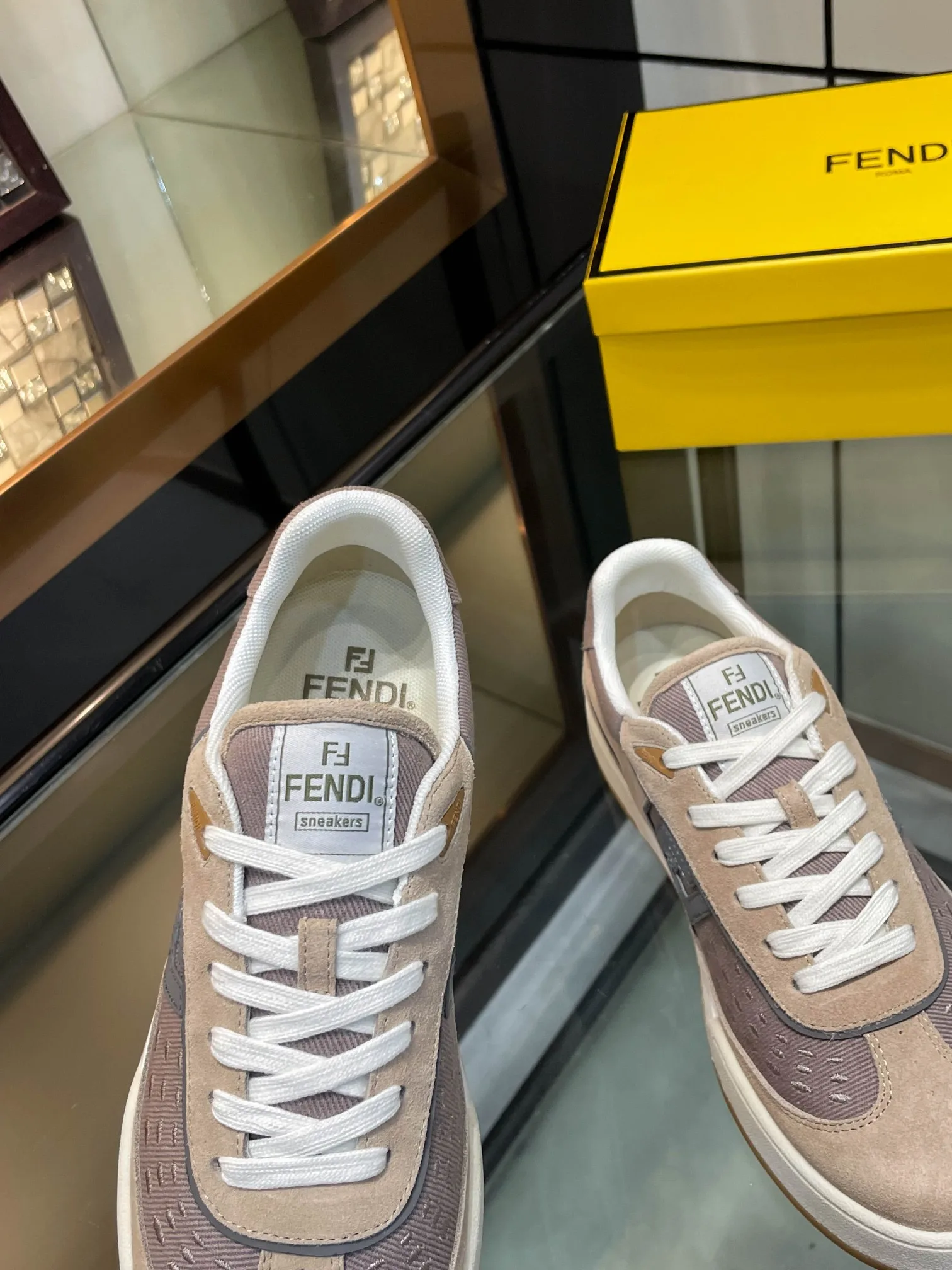 Premium Fendi Turnschuhe Tatsächlicher Preis Hochwertige Originalware Obermaterial