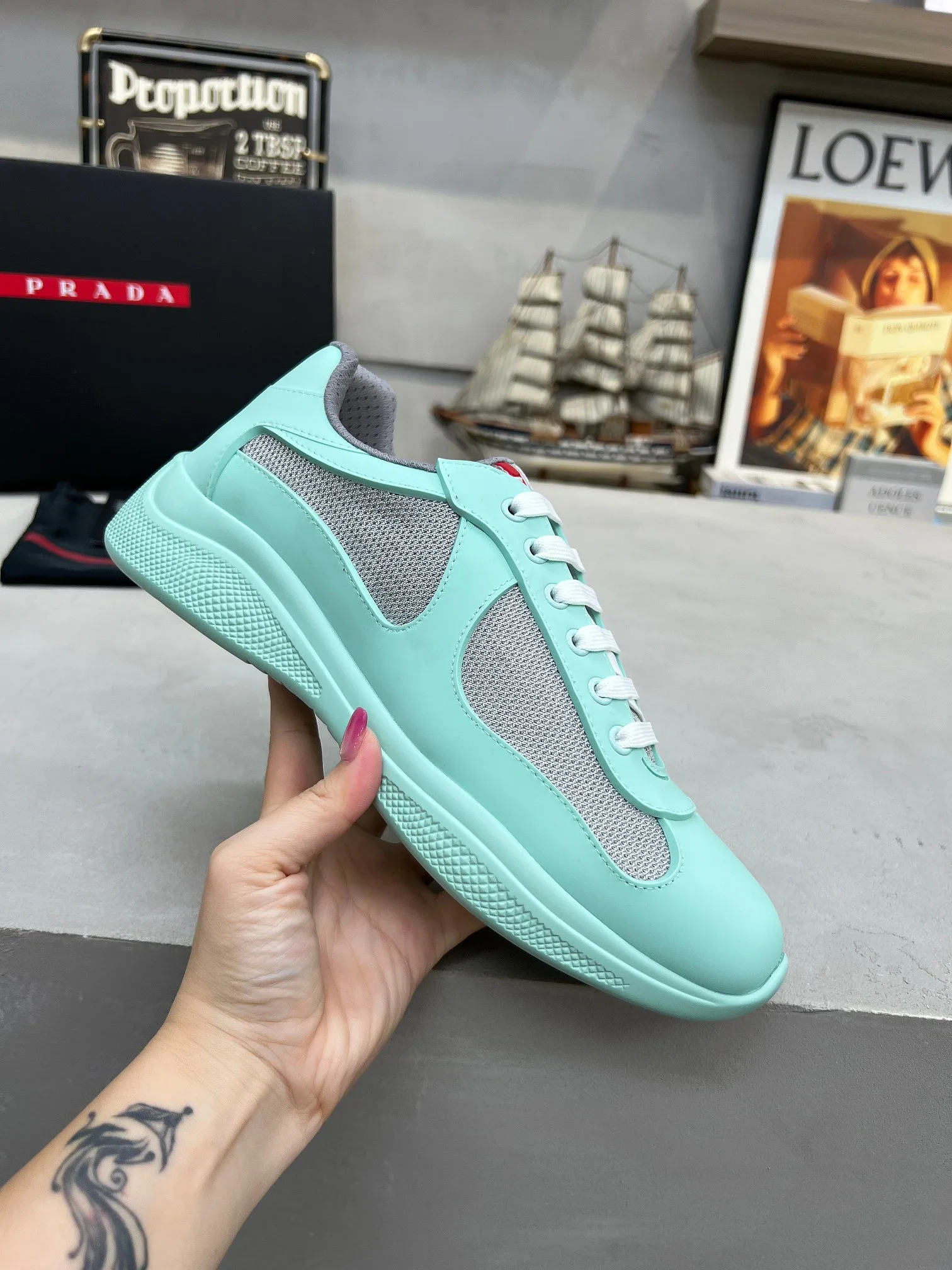 Premium Prada Turnschuhe Importiertes kombiniertes weiches Gummi Lammlederfutter