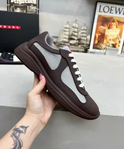 Hochwertige Prada-Turnschuhe, importiertes weiches Gummieinsätzen, Futter aus Lammfell