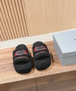 Luxus-Hausschuhe von Balenciaga. Diese Fell sind einfach wieder