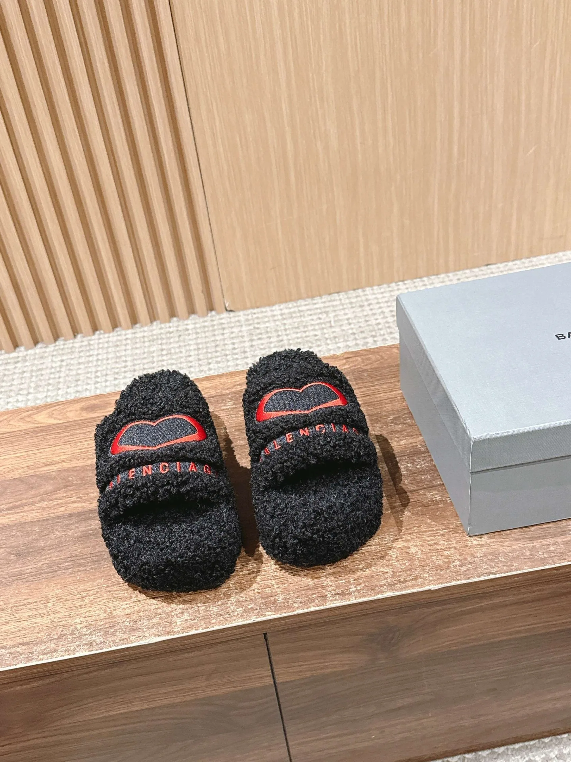 Luxus-Hausschuhe von Balenciaga. Diese Fell sind einfach wieder