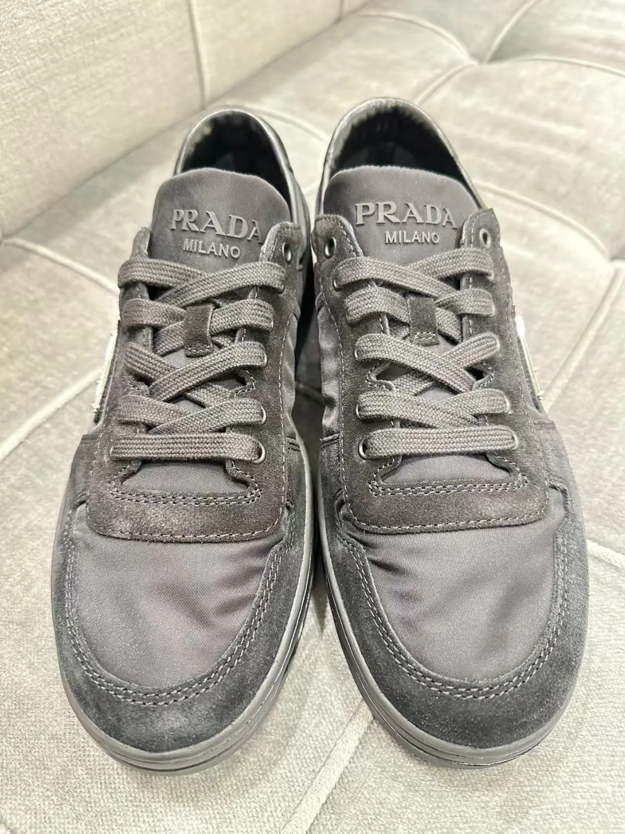Hochwertige Prada Turnschuhe Prada mit echtem Preisspanne