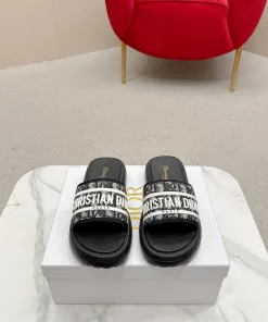 Hochwertige Dior Hausschuhe. Neueste bestickte Hausschuhe sind Sommer