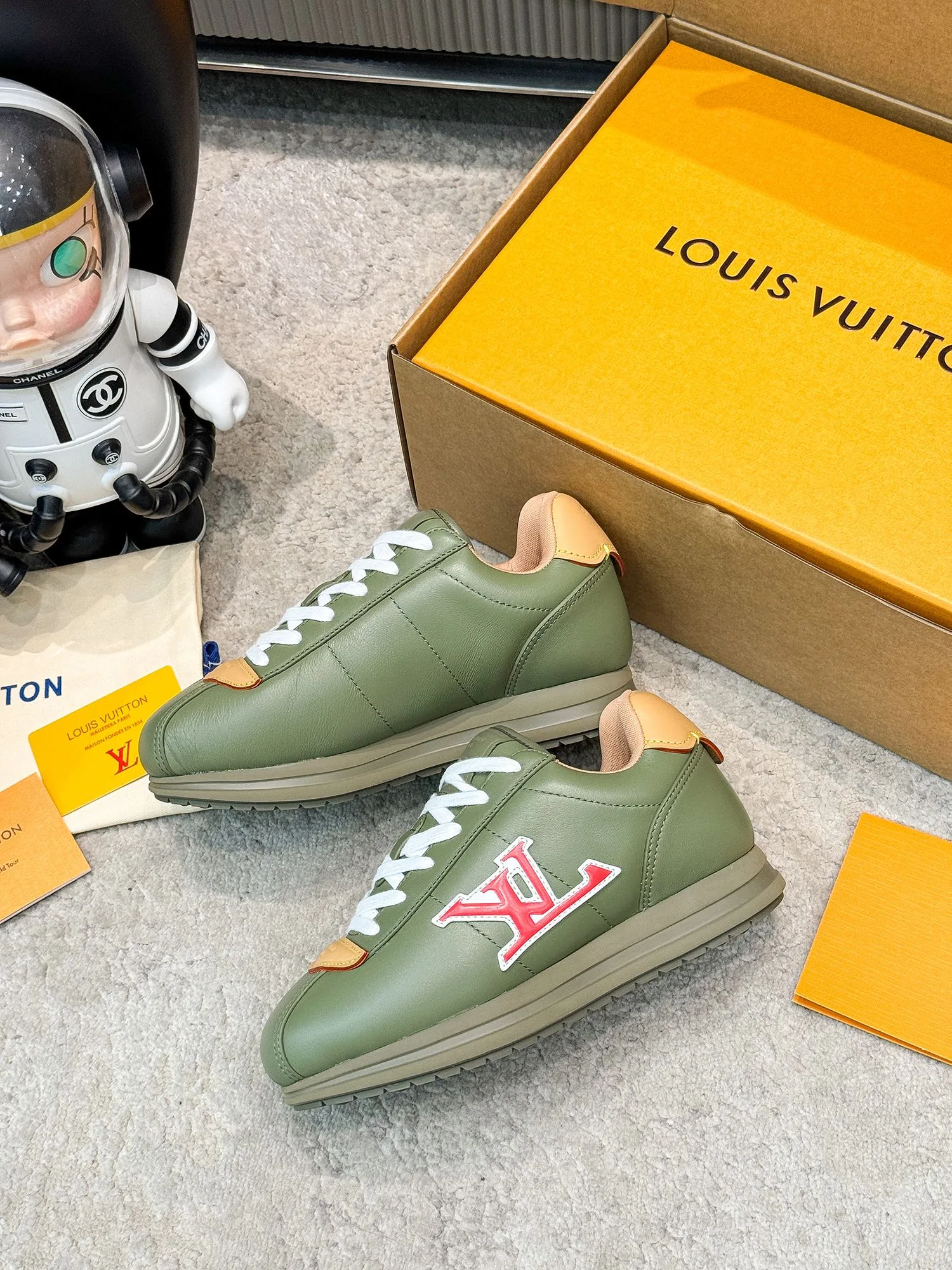 Luxuriöse Louis Vuitton Turnschuhe im Stil von Louis Vuitton, entworfen von Pharrell Williams