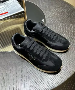 Hochwertige Prada Ledersneakers Diese von Pradaretro inspirierten Ledersneaker sind
