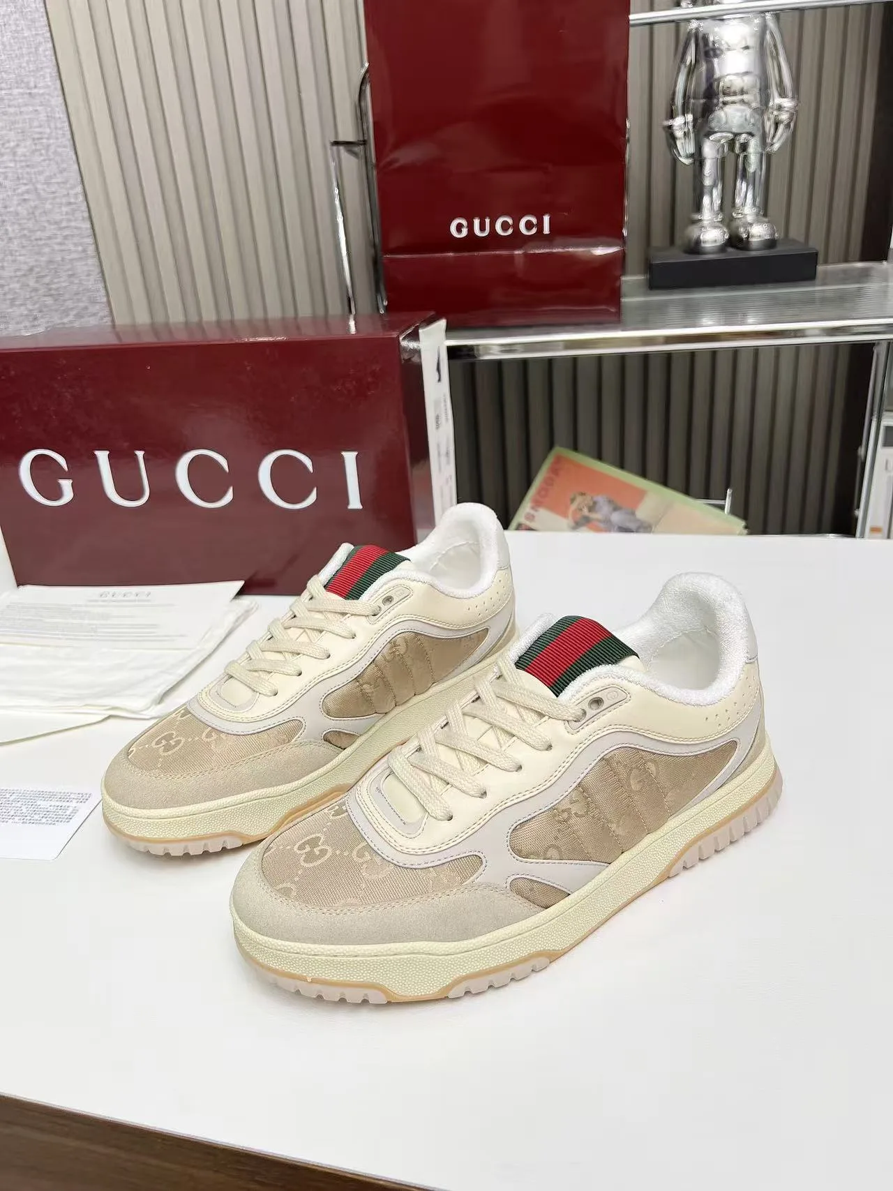 Premium Gucci Turnschuhe präsentiert eine Vielzahl verschiedener Klassiker