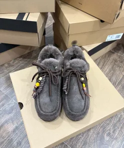 Hochwertige UGG Schneestiefel Unifarbenes Finish Braun Originalpreis Unifarbene