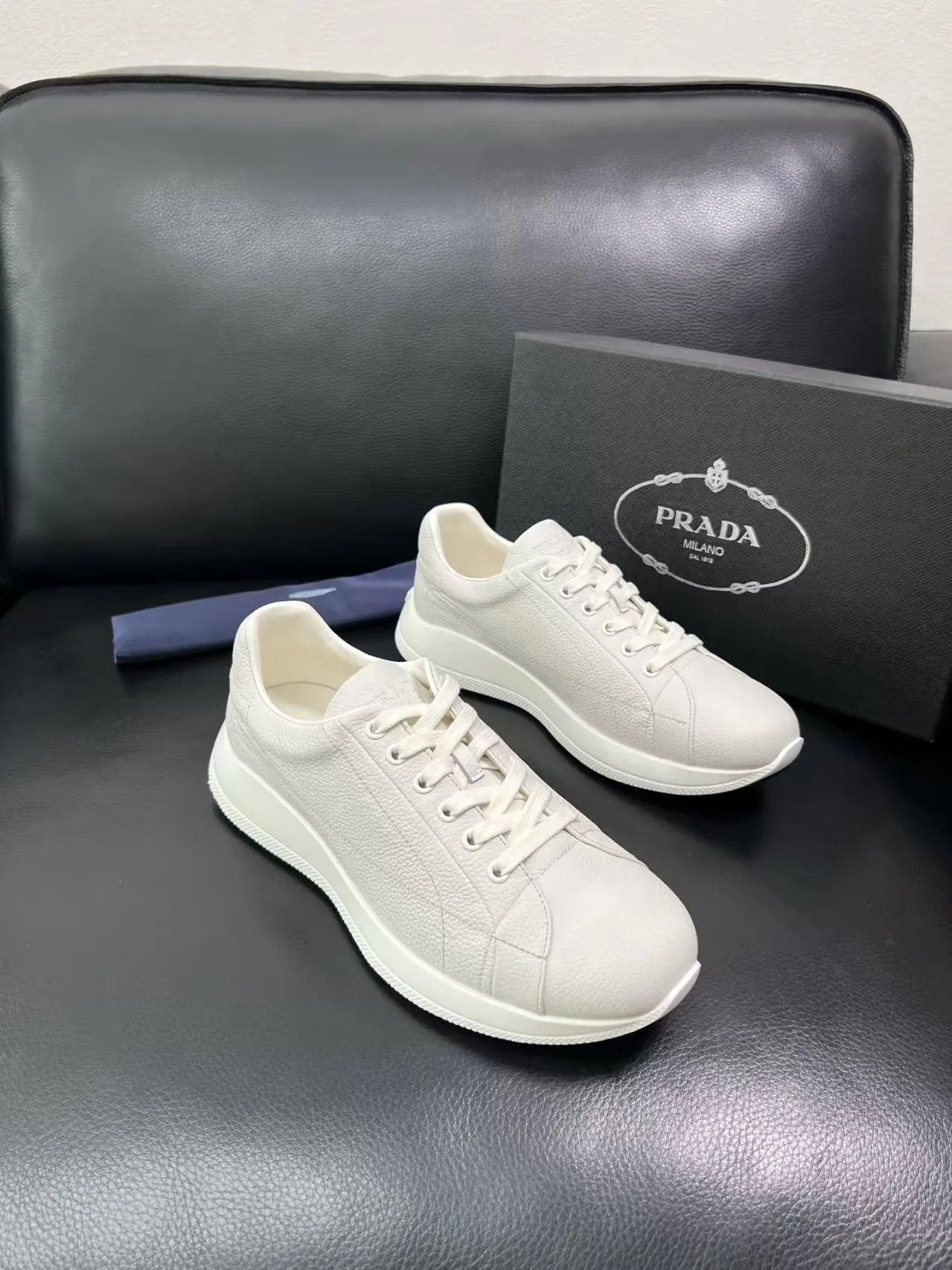Premium Prada Turnschuhe Paar Prada in echtem Größen hochwertigste