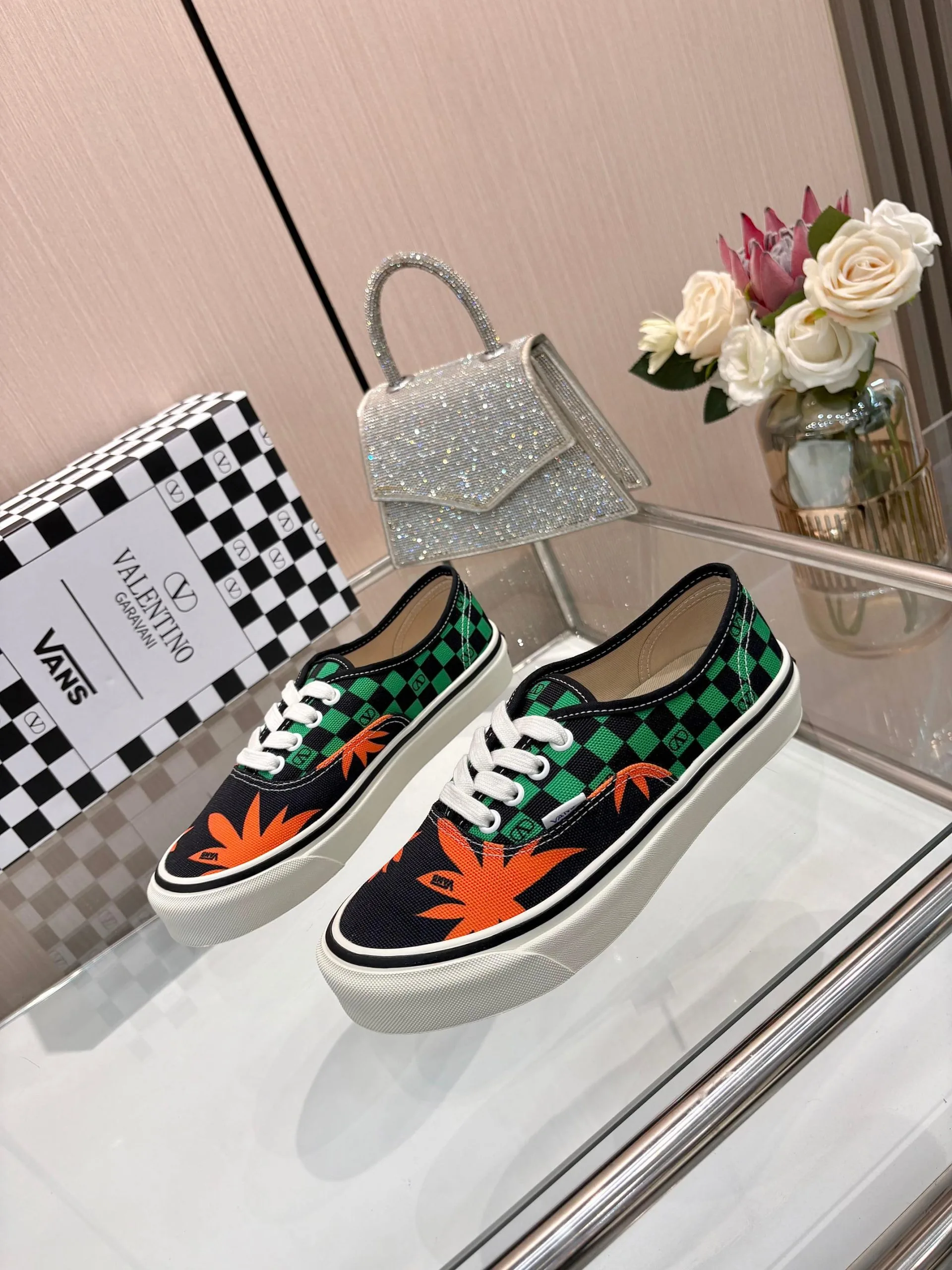 Luxus Valentino Turnschuhe Valentino Vans präsentiert einen neuen