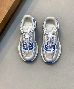 Hochwertige Gucci Turnschuhe Gucci Sneaker interpretieren markentypische Streifenmuster