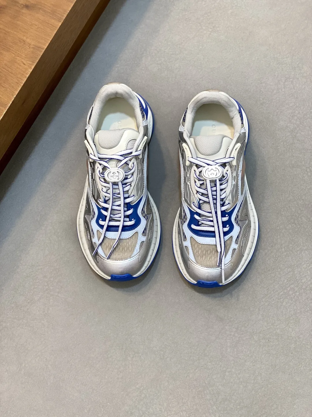 Hochwertige Gucci Turnschuhe Gucci Sneaker interpretieren markentypische Streifenmuster