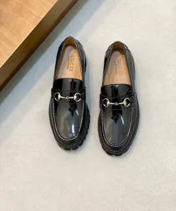 Hochwertige Gucci Slipper Lederschuhe Freizeitschuhe aus Leder Loafer ineinandergreifendem Diese eleganten lässigen