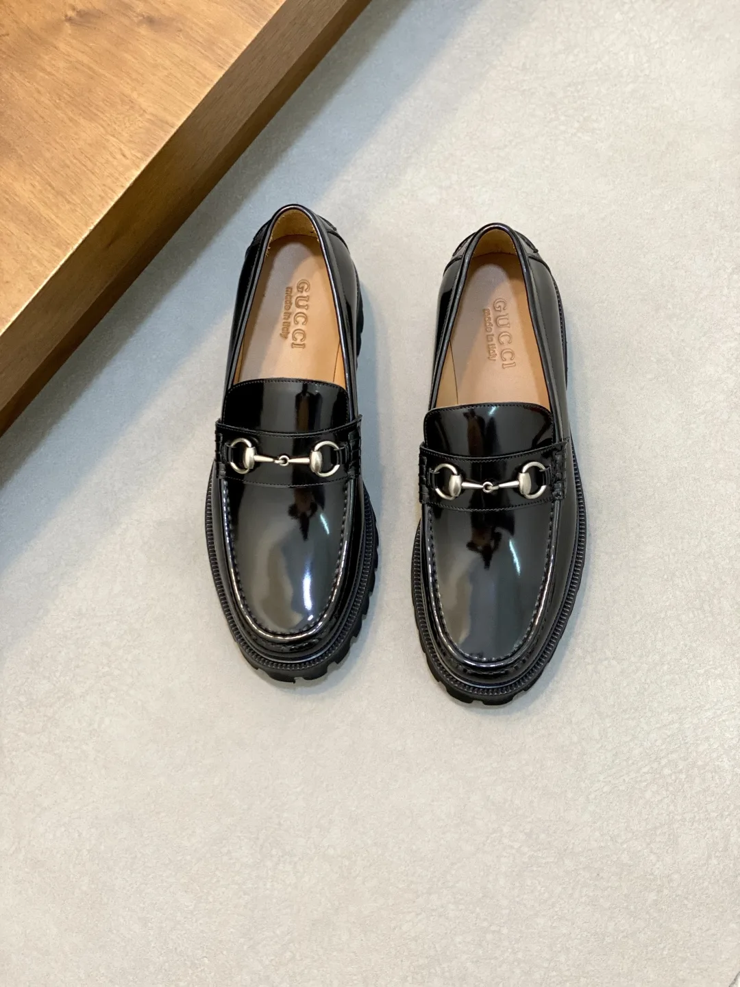 Hochwertige Gucci Slipper Lederschuhe Freizeitschuhe aus Leder Loafer ineinandergreifendem Diese eleganten lässigen