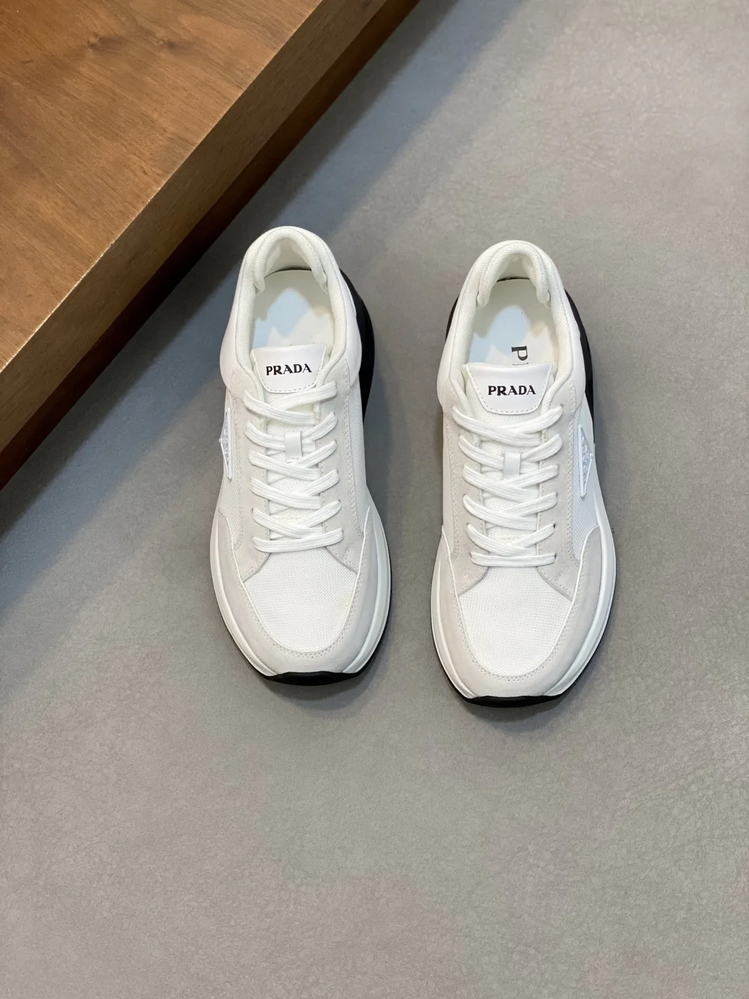 Luxus Prada Lederschuhe Neue Diese Sneaker präsentieren sich