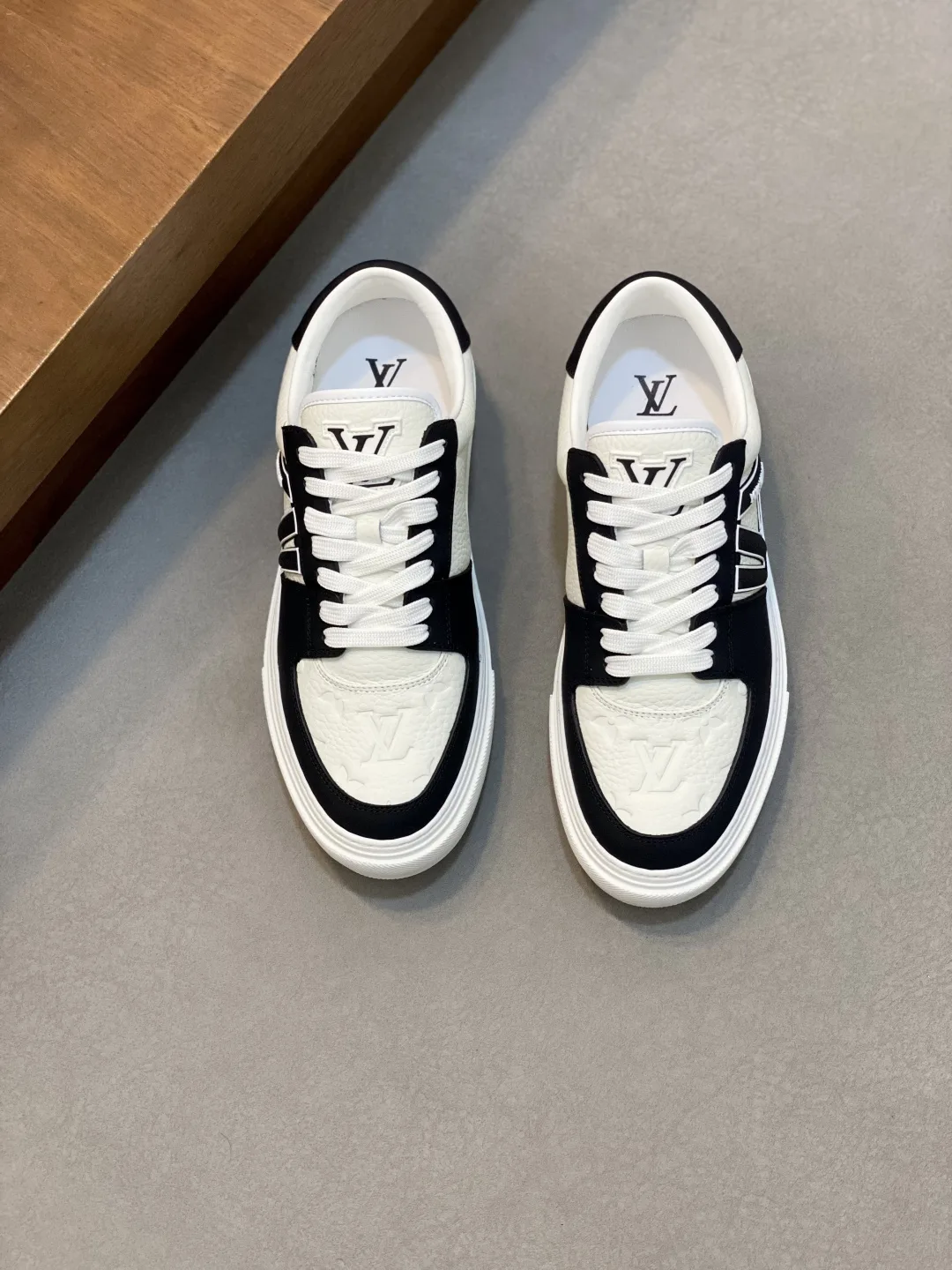 Hochwertige Louis Vuitton Turnschuhe einteiliger Freizeitsneaker Kalbsleder Markenlogo Zunge