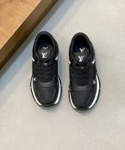 Luxus Louis Vuitton Turnschuhe handgeschriebenes Logo ziert Seite dieser