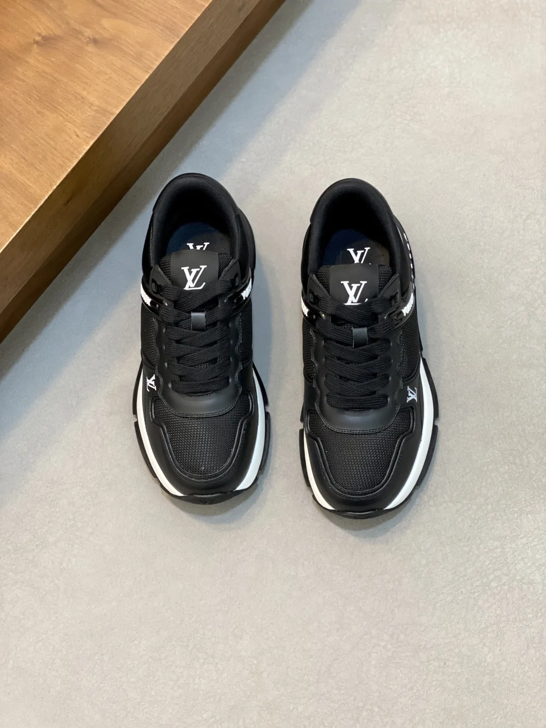 Luxus Louis Vuitton Turnschuhe handgeschriebenes Logo ziert Seite dieser