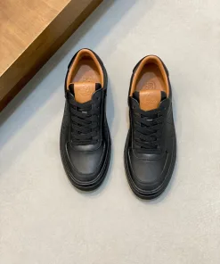 Hochwertige Moncler Turnschuhe. Dieser Sneaker importiertem Rindsleder Neoprenkautschuk