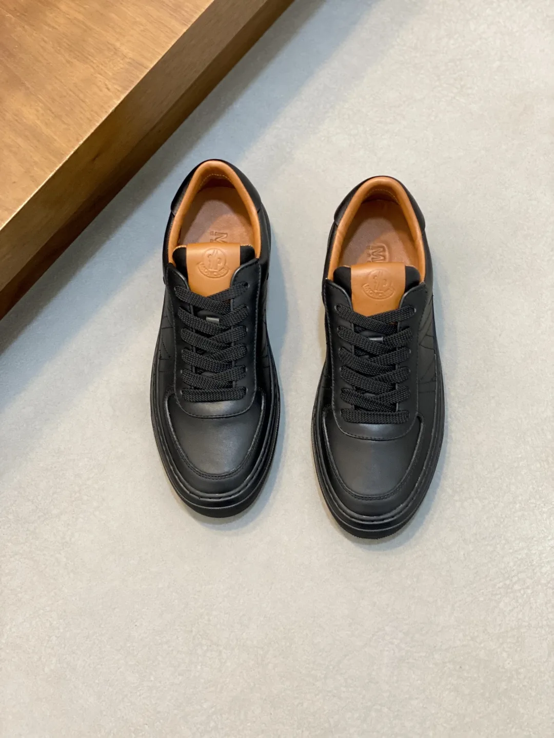 Hochwertige Moncler Turnschuhe. Dieser Sneaker importiertem Rindsleder Neoprenkautschuk