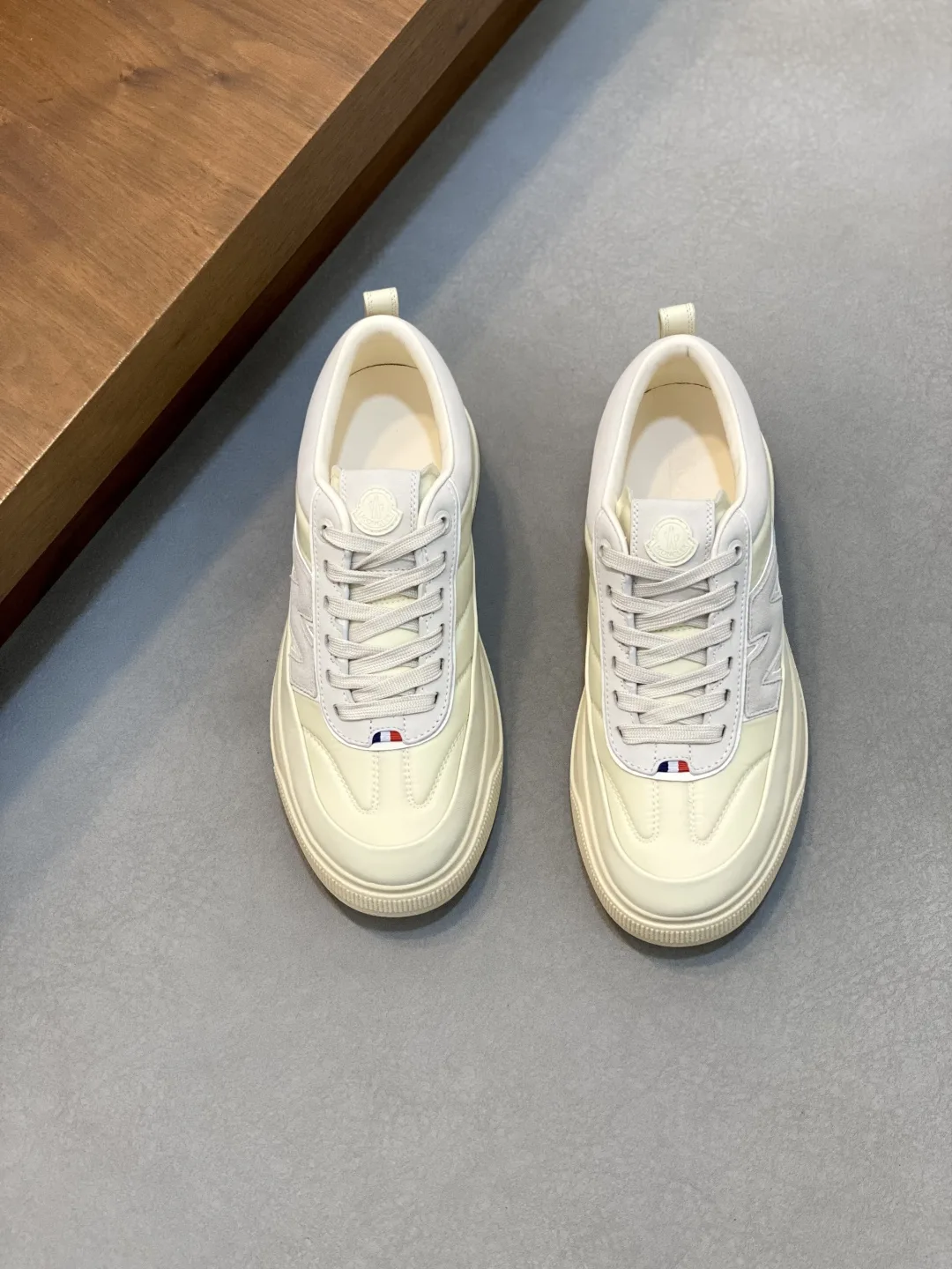 Luxus Moncler Turnschuhe einteiliges gesticktes gesticktes Kunststoff Zunge