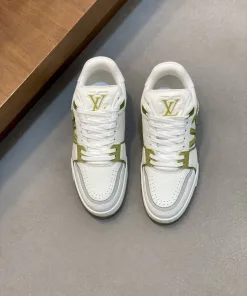 Premium Louis Vuitton Turnschuhe handgeschriebenes Logo ziert Seite Dieser