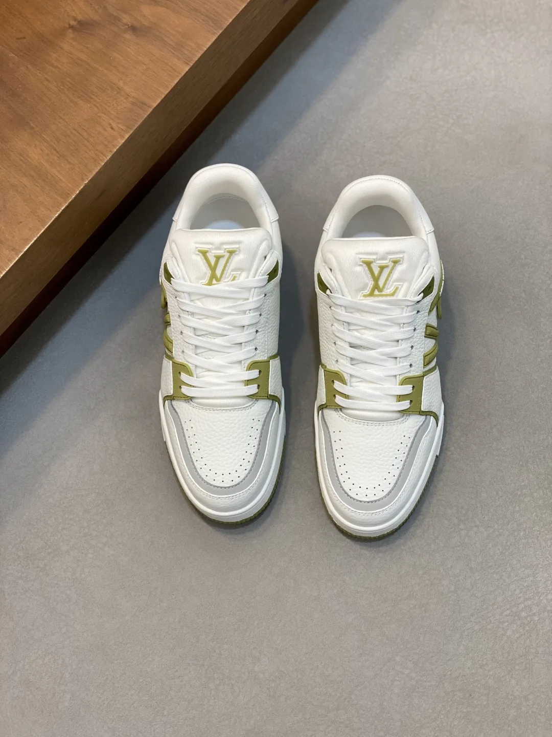 Premium Louis Vuitton Turnschuhe handgeschriebenes Logo ziert Seite Dieser