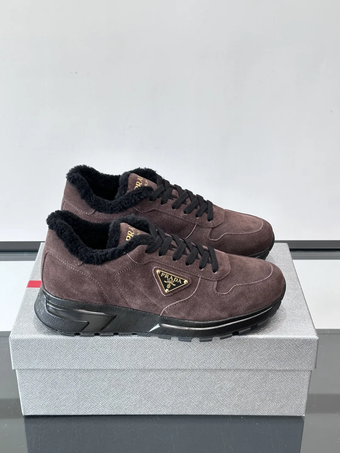Luxus Prada Turnschuhe Neue Prada Sneaker Veloursleder Diese