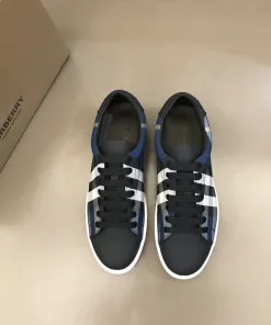 Luxuriöse Burberry-Turnschuhe klassisch interpretiert matt verziert mit einem