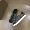 Hochwertige Burberry-Turnschuhe. Klassische Burberry interpretiert einem überarbeiteten