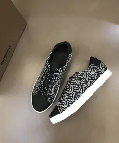 Hochwertige Burberry-Turnschuhe. Klassische Burberry interpretiert einem überarbeiteten