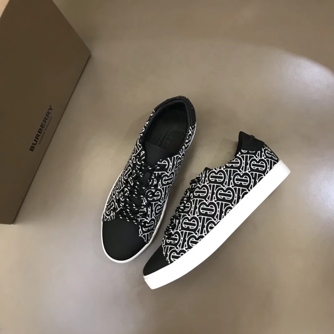 Hochwertige Burberry-Turnschuhe. Klassische Burberry interpretiert einem überarbeiteten