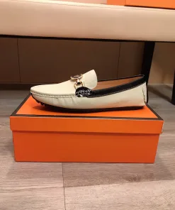 Luxuriöser Armani-Loafer aus hochwertigem Obermaterial mit geprägtem Lederfutter