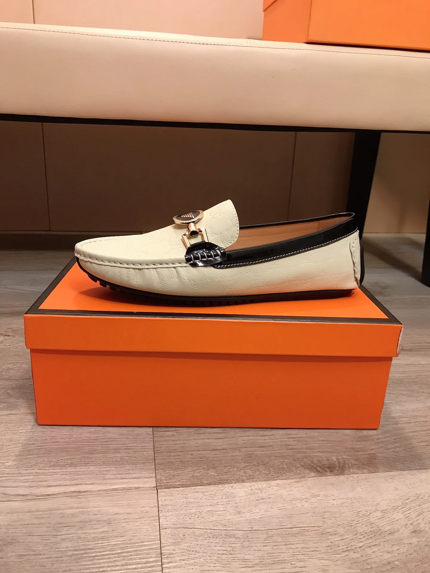 Luxuriöser Armani-Loafer aus hochwertigem Obermaterial mit geprägtem Lederfutter