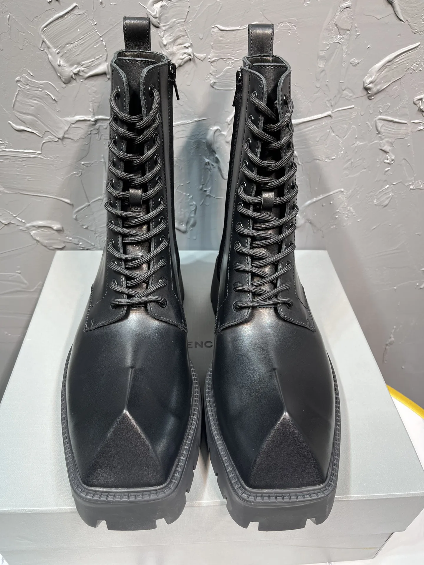 Hochwertige Balenciaga Stiefel mit Reißverschluss sind exklusives und robustes Material