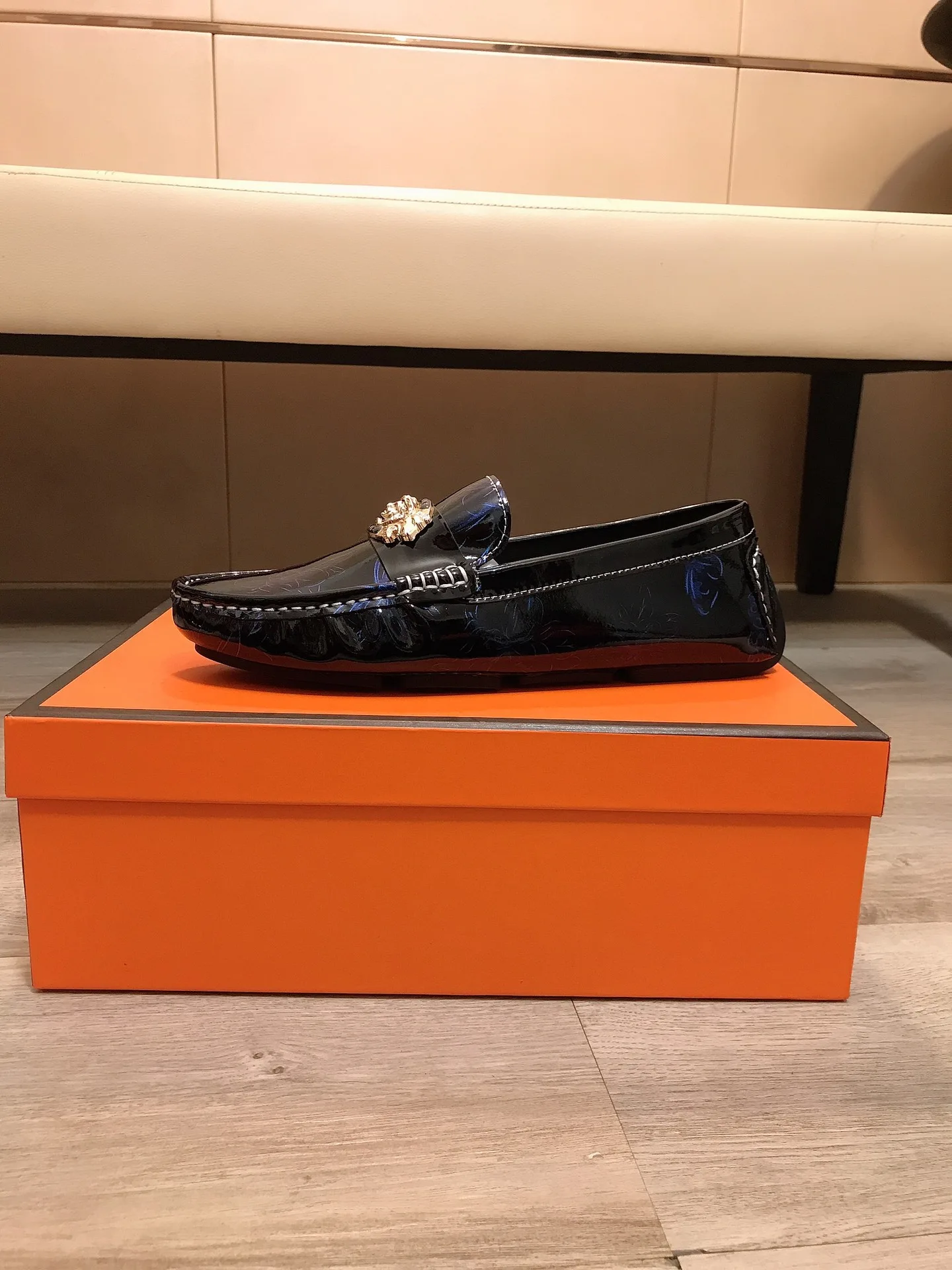 Hochwertiger Versace Loafer Loafer Neuestes neuestes Modell Obermaterial