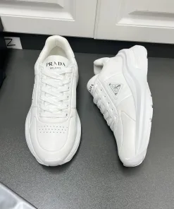 Hochwertige Prada Ledersneaker Lederschuhe stylische Prada MenSysteme Sneaker Lackleder