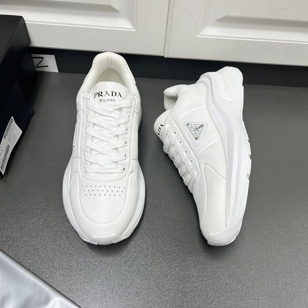 Hochwertige Prada Ledersneaker Lederschuhe stylische Prada MenSysteme Sneaker Lackleder