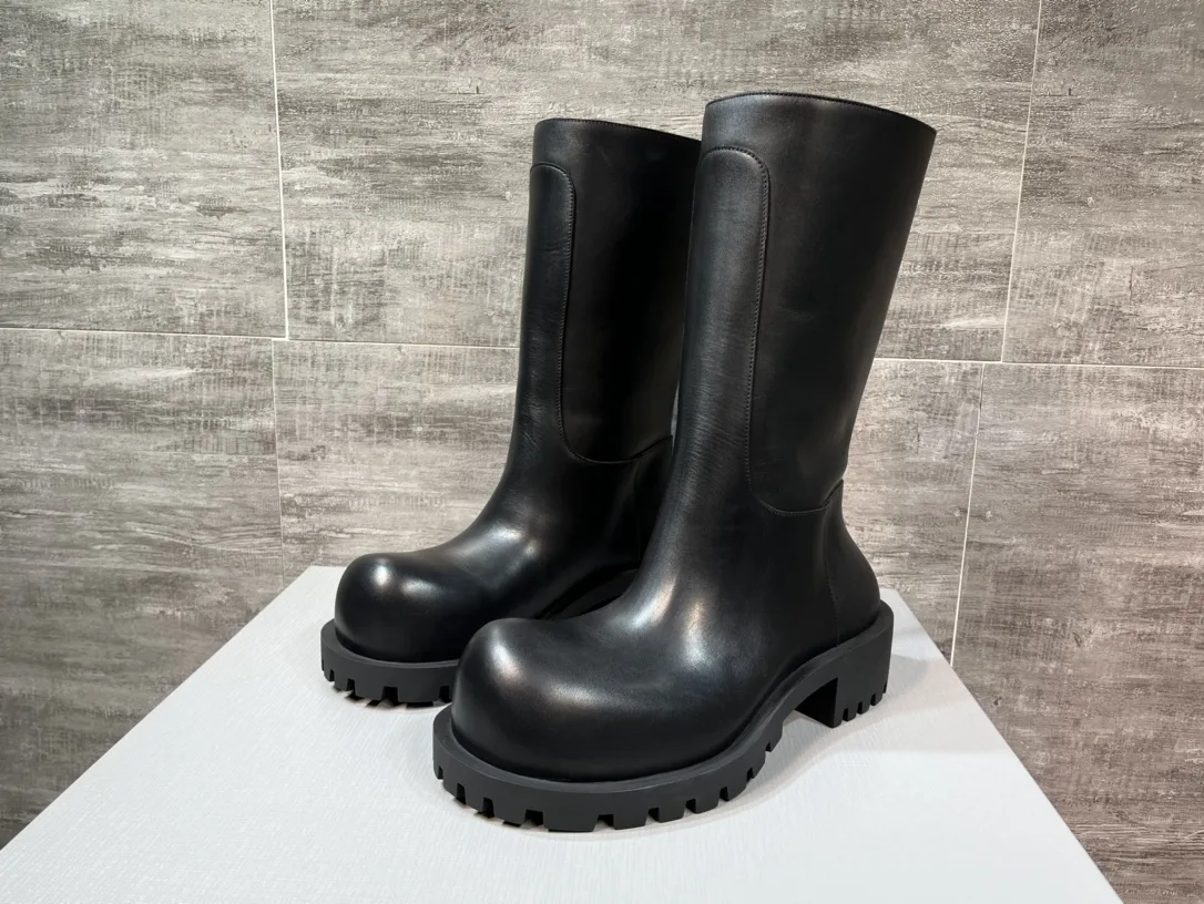 Luxus Balenciaga Herrenstiefel leicht asymmetrische runde Original erworben