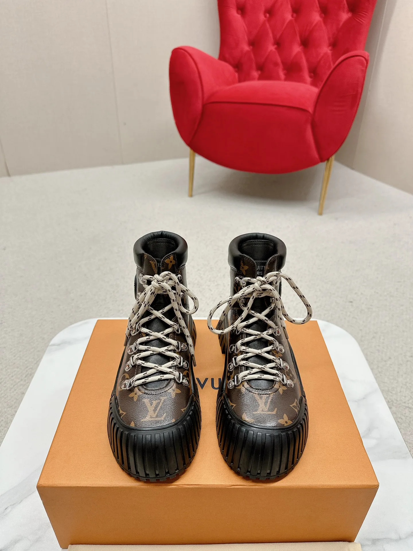 Hochwertige Louis Vuitton Leinenschuhe flache Stiefel verströmen eine trendige Robustheit Weiblichkeit