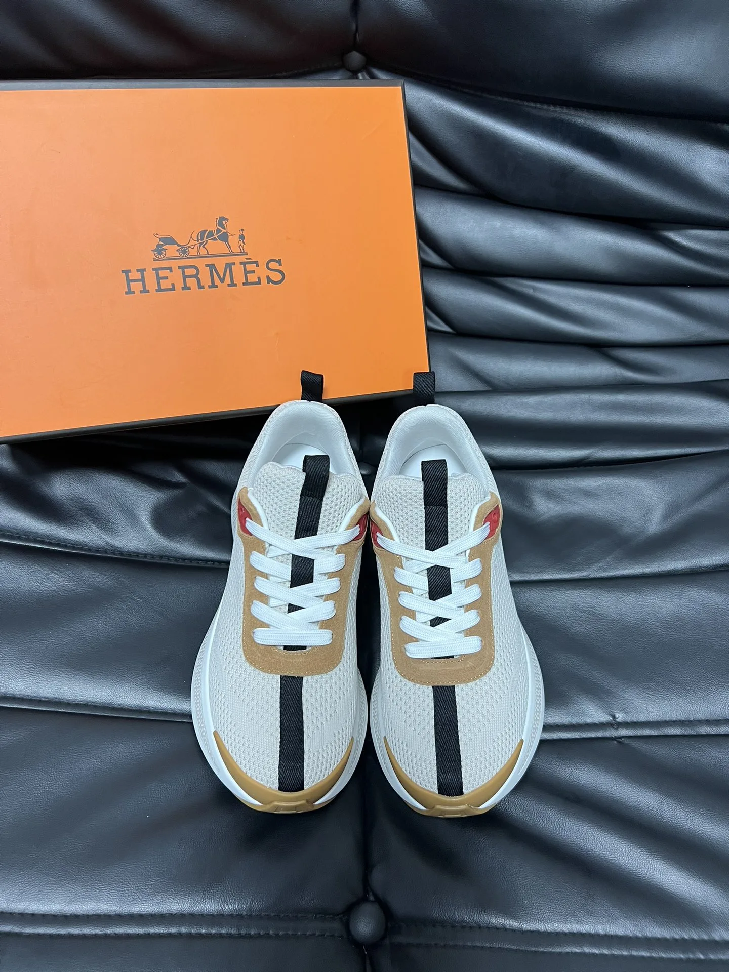 Hochwertige Hermes-Turnschuhe sind aus importiertem Bestechen erhältlich