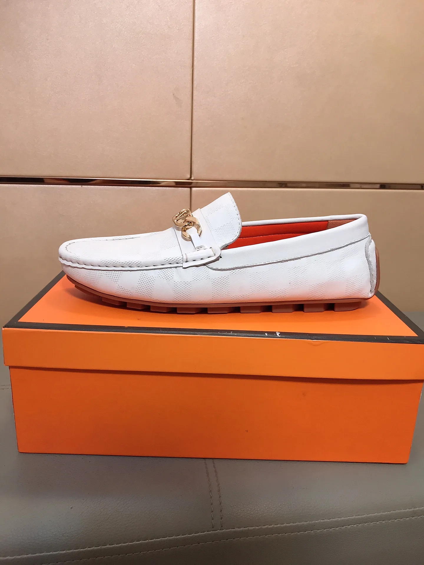 Hochwertiger Louis Vuitton Loafer Lässiger Loafer aus Obermaterial geprägtem Futter